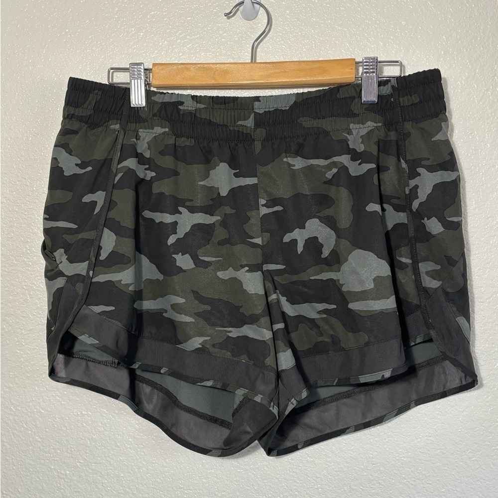 Athleta Camo Printed Mesh Racer Run Shorts 4” Size Large | running | fitness |